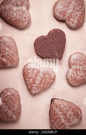 Carta da parati, pan di zenzero glassato al cioccolato, a forma di cuore, vista dall'alto, niente persone Foto Stock