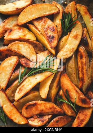 Fette di patate fritte, fatte in casa, su pergamena, bruciate, vista dall'alto, primo piano Foto Stock