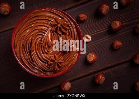 Pasta di noci al cioccolato, mousse, pasta, in tazza, su un tavolo di legno, vista dall'alto, attenzione selettiva, nessuna persona Foto Stock