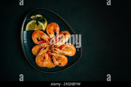 Fritto con spezie, gamberi reali, senza dividere, vista dall'alto, messa a fuoco selettiva, pesce, gamberi, niente gente Foto Stock