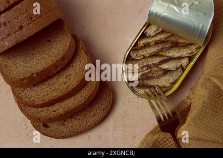 Spratti nel burro, con pane nero, pesce affumicato in scatola, aperto, primo piano, vista dall'alto, niente persone Foto Stock