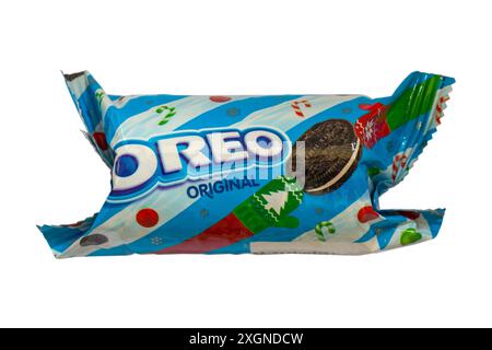 Mini confezione di biscotti Oreo originali in scatola festosa di biscotti Oreo contenente assortimento di biscotti Oreo isolati su sfondo bianco Foto Stock