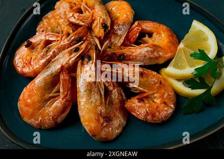 Fritto con spezie, gamberi reali, senza dividere, vista dall'alto, messa a fuoco selettiva, pesce, gamberi, niente gente Foto Stock