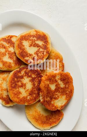 Chvishtari, tortillas di farina di mais con formaggio, pasticcini, cucina georgiana, Mchadi, fatti in casa, vista dall'alto, su un tavolo di legno, senza persone Foto Stock