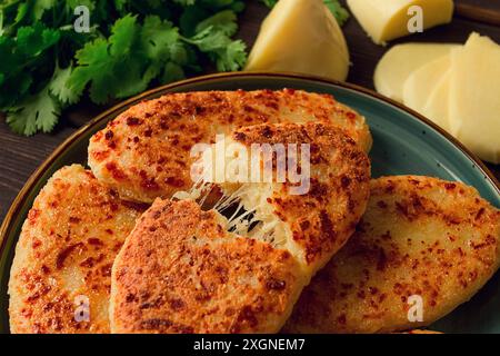 Chvishtari, tortillas di farina di mais con formaggio, pasticcini, cucina georgiana, Mchadi, fatti in casa, vista dall'alto, su un tavolo di legno, senza persone Foto Stock