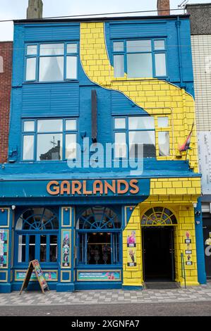 La facciata blu e sfarzosa del pub Garlands a blackpool, Regno Unito Foto Stock