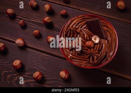 Pasta di noci al cioccolato, mousse, pasta, in tazza, su un tavolo di legno, vista dall'alto, attenzione selettiva, nessuna persona Foto Stock