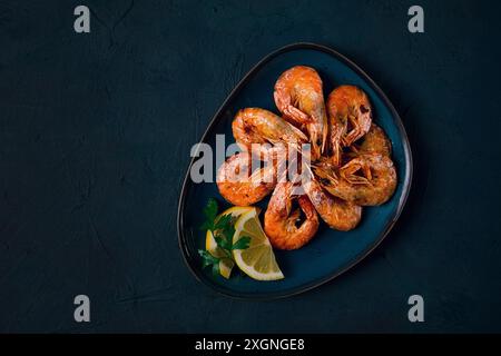 Fritto con spezie, gamberi reali, senza dividere, vista dall'alto, messa a fuoco selettiva, pesce, gamberi, niente gente Foto Stock