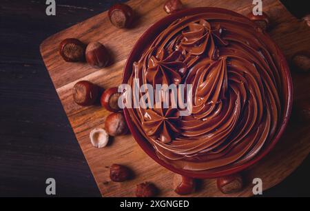 Pasta di noci al cioccolato, mousse, pasta, in tazza, su un tavolo di legno, vista dall'alto, attenzione selettiva, nessuna persona Foto Stock