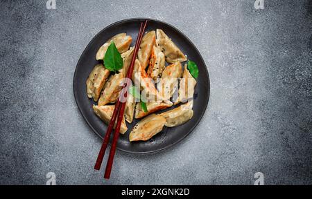 Gnocchi fritti giapponesi, gyoza, semi di sesamo, vista dall'alto, nessuna gente Foto Stock