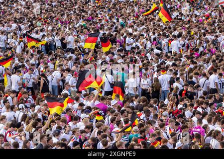 Osservazione pubblica a Stoccarda. 30,000 fan sehen auf dem Schlossplatz das Viertelfinale zwischen Spanien und Deutschland, das Spanien 2:1 gewinnt. UEFA-Fußball-Europameisterschaft. // 05.07.2024: Stoccarda, Baden-Württemberg, Deutschland, Europa *** pubblico a Stoccarda 30.000 tifosi guardano i quarti di finale tra Spagna e Germania su Schlossplatz, che la Spagna vince 2 1 Campionato europeo di calcio 05 07 2024 Stoccarda, Baden Württemberg, Germania, Europa Foto Stock