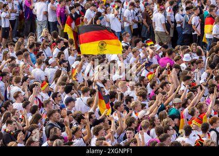 Osservazione pubblica a Stoccarda. 30,000 fan sehen auf dem Schlossplatz das Viertelfinale zwischen Spanien und Deutschland, das Spanien 2:1 gewinnt. UEFA-Fußball-Europameisterschaft. // 05.07.2024: Stoccarda, Baden-Württemberg, Deutschland, Europa *** pubblico a Stoccarda 30.000 tifosi guardano i quarti di finale tra Spagna e Germania su Schlossplatz, che la Spagna vince 2 1 Campionato europeo di calcio 05 07 2024 Stoccarda, Baden Württemberg, Germania, Europa Foto Stock