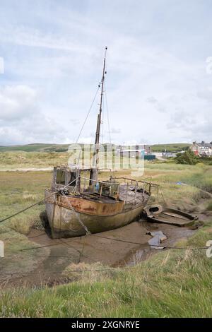 Barche abbandonate ad Askam a Furness, Cumbria Foto Stock