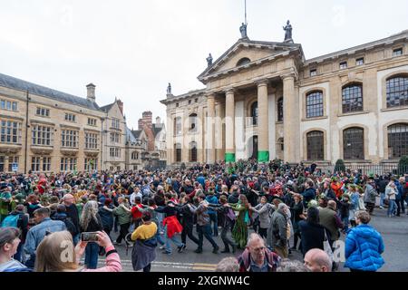 I rivelatori si divertono davanti al Clarendon Building, Broad Street, Oxford. Festeggiamenti per il giorno di maggio Foto Stock