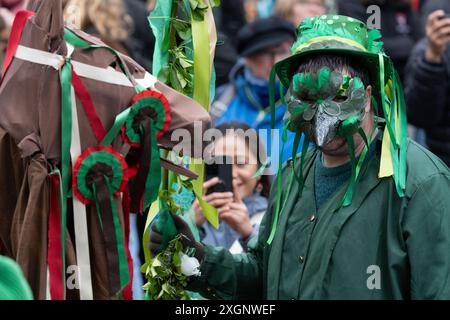 I membri della band Whrly suonano musica folk tradizionale alle May Morning Celebrations di Oxford Foto Stock