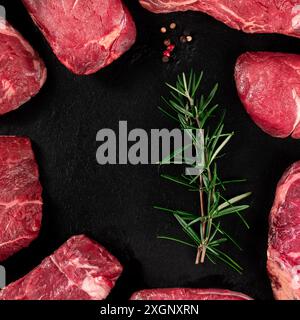 Struttura di carne. Vari tagli di carne di manzo, punto di posa piano in alto, una cornice quadrata con un posto per il testo Foto Stock