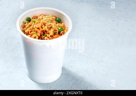 Coppa ramen. Spaghetti istantanei in una tazza di plastica, con un posto per il testo Foto Stock