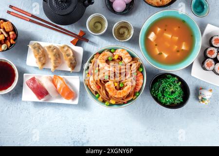 Cibo giapponese con un posto per il testo. Sushi, zuppa di miso, udon, tè ecc, top shot Foto Stock