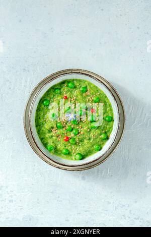 Zuppa di crema vegana, sparata dall'alto con copyspace, sana cena Foto Stock