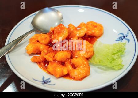 Gamberi fritti al chili dolce e aspro in un ristorante cinese Foto Stock