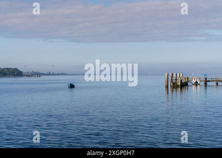 Il molo e la costa del traghetto Wittow, Meclemburgo-Pomerania occidentale, Germania Foto Stock