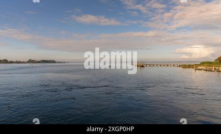 Il molo e la costa del traghetto Wittow, Meclemburgo-Pomerania occidentale, Germania Foto Stock