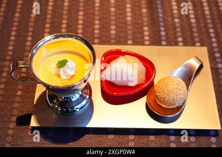 Budino di mango in una tazza d'argento Foto Stock