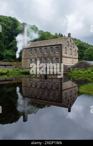 Gibson Mill, un complesso abbandonato di cotonifici a Hebden Bridge, West Yorkshire. Foto Stock