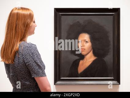 National Portrait Gallery, Londra, Regno Unito. 10 luglio 2024. Il Herbert Smith Freehills Portrait Award torna alla National Portrait Gallery dall'11 luglio al 27 ottobre 2024 e mette in mostra il meglio della ritrattistica contemporanea. Immagine: Shannice, donna fiorentina di Gabriel Lewis, 2023. Crediti: Malcolm Park/Alamy Live News Foto Stock