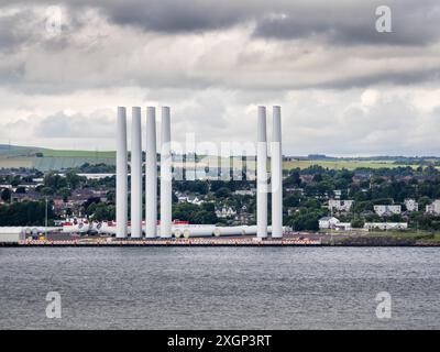 Componenti per turbine eoliche sui moli di Dundee, Scozia, Regno Unito. Foto Stock