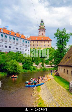 Persone che fanno rafting sul fiume Moldava a Český Krumlov. Český Krumlov è un comune della Repubblica Ceca situato nella regione della Boemia meridionale. Foto Stock