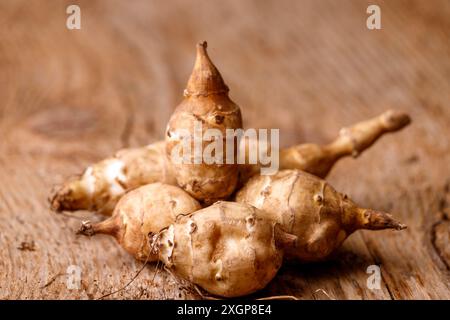 Carciofo di Gerusalemme su legno scuro Foto Stock