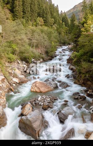 Sul fiume Passiere nel muschio di Passiria, alto Adige Foto Stock