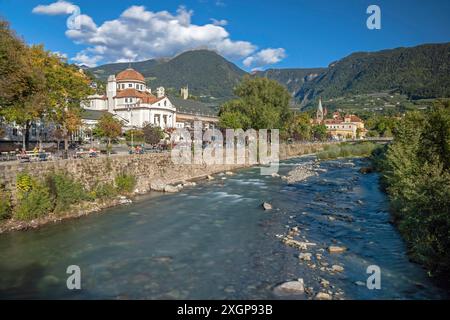 Passeggiata lungo il fiume Passirio a Merano, alto Adige Foto Stock