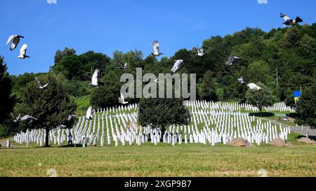 Potocari, Bosnia ed Erzegovina. 10 luglio 2024. Come parte della commemorazione del 29° anniversario del genocidio a Srebrenica, le colombe di pace sono state rilasciate in aria a Potocari, Bosnia ed Erzegovina, il 10 luglio 2024. Altre 14 vittime del massacro di Srebrenica saranno sepolte domani al Centro Memoriale di Potocari. Foto: Armin Durgut/PIXSELL credito: Pixsell/Alamy Live News Foto Stock