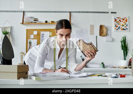 Un giovane uomo con una camicia bianca esamina attentamente un pezzo di tessuto nel suo atelier di restauro di abiti fai da te, impegnato a dare nuova vita agli scarti Foto Stock