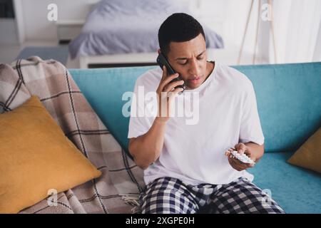 Foto di malsano turbato ragazzo Sleepwear pajama stare a casa divano ordinare medicina dispositivo moderno interno casa appartamento camera Foto Stock