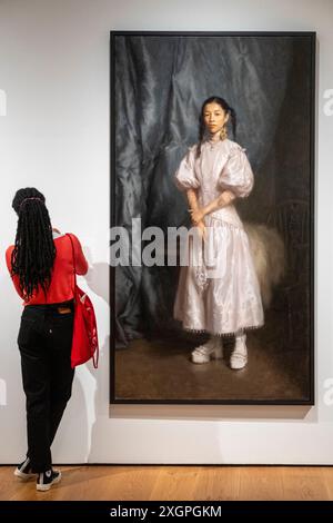 Londra, Regno Unito. 10 luglio 2024. Membro dello staff con «Zizi», 2023, di Isabella Watling, 2° premio, in anteprima al Herbert Smith Freehills Portrait Award 2024. Il premio annuale di pittura torna alla National Portrait Gallery per la prima volta dal 2019, con 50 ritratti di una selezione internazionale di artisti. Le opere sono in mostra dall'11 luglio al 27 ottobre 2024 e presentano il meglio della ritrattistica contemporanea. Crediti: Stephen Chung / Alamy Live News Foto Stock