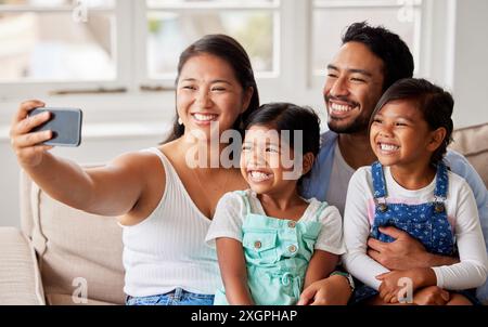 Selfie, Happy e mamma, papà e bambini sul divano per social media, foto del profilo e post online. Famiglia, amore e madre, padre e figli scattano foto Foto Stock