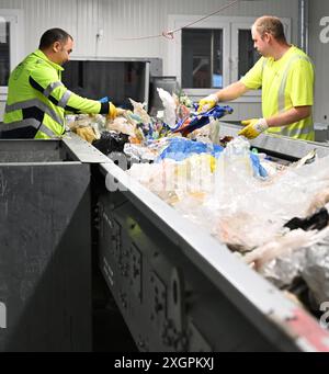 IMMAGINE TEMATICA - progetto "immagine del futuro": L'impianto di selezione delle materie plastiche più moderno d'Europa si trova a Enns (alta Austria), nella foto di lunedì 1° luglio 2024. L'impianto è in grado di gestire 20 tonnellate all'ora, offrendo a TriPlast una capacità annuale di 100.000 tonnellate di imballaggi in plastica e metallo. Nella foto: Dipendenti in piedi sui nastri trasportatori - 20240701 PD17838 credito: APA-PictureDesk/Alamy Live News Foto Stock