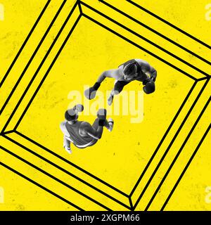 Vista dall'alto di due uomini muscolosi, atleti di pugilato che lottano su un anello giallo astratto. Collage d'arte contemporanea. Foto Stock