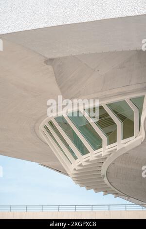 Vista dettagliata della facciata di un edificio che mostra un design architettonico innovativo con grandi finestre e motivi geometrici. La struttura mette in risalto l'architettura urbana moderna. Foto Stock