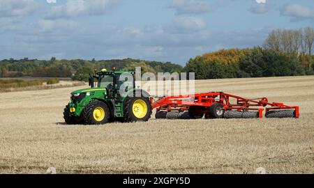 Trattore sul campo con impacchettamento del terreno King Roller nelle giornate di sole Foto Stock