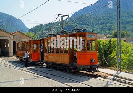 Tram Soller d'epoca alla stazione Soller di Maiorca, Spagna, con autisti Foto Stock