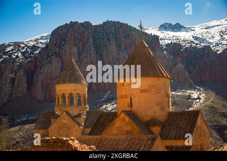 Monastero di Noravank in Armenia. Montagne arancioni e rosse intorno Foto Stock