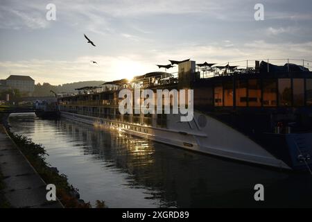 Tramonto estivo su una nave da crociera. Crepuscolo sul fiume Donahue a Linz. Austria. Foto Stock