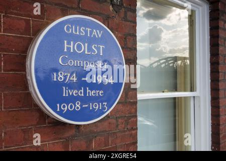 Targa blu per il compositore Gustav Holst on the Terrace, Barnes London, SW13, Inghilterra, Regno Unito Foto Stock