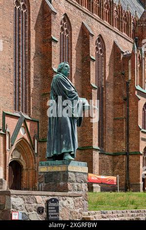 Statua di Martin Lutero di fronte alla chiesa di Santa Maria a Prenzlau, Uckermark, Brandeburgo, Germania, Europa Foto Stock