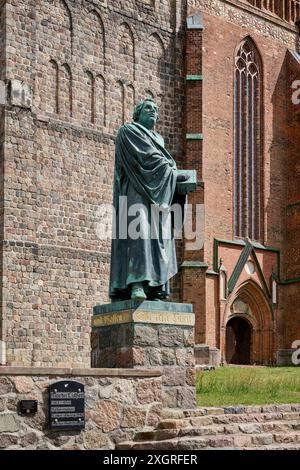 Statua di Martin Lutero di fronte alla chiesa di Santa Maria a Prenzlau, Uckermark, Brandeburgo, Germania, Europa Foto Stock