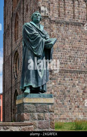 Statua di Martin Lutero di fronte alla chiesa di Santa Maria a Prenzlau, Uckermark, Brandeburgo, Germania, Europa Foto Stock